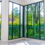 fenetre en verre donnant sur le jardin vert (1)