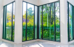 fenetre en verre donnant sur le jardin vert (1)