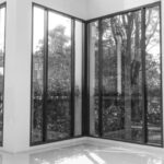 acceuil fenetre en verre donnant sur le jardin vert (3)